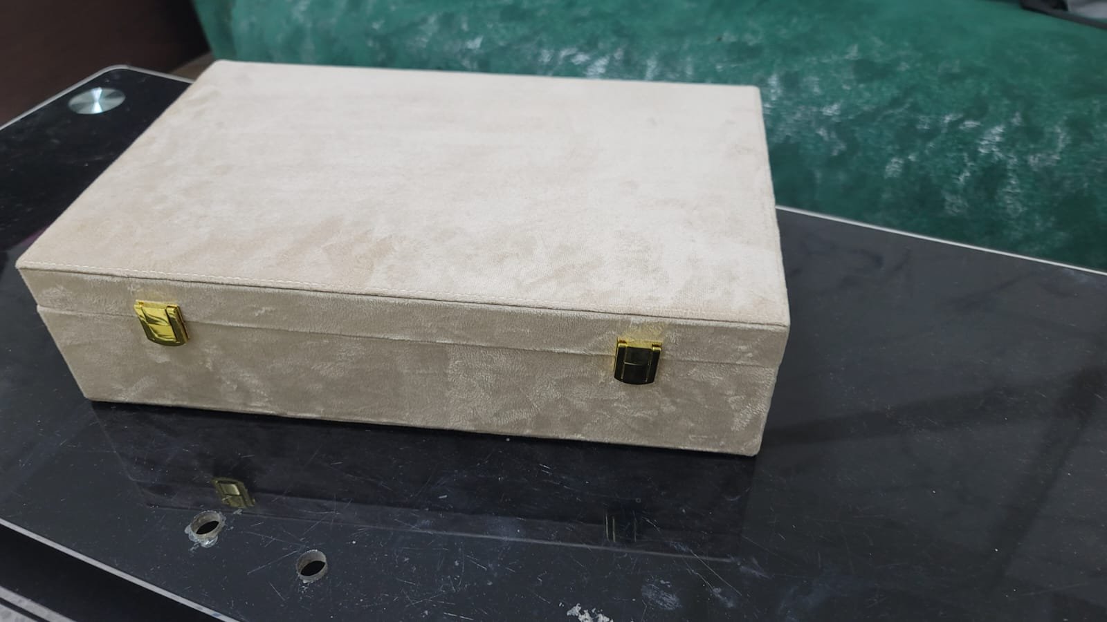 Coffret cadeau artisanal pour femme ou homme, personnalisé avec un design élégant pour mariage ou communion.