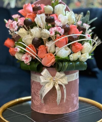 Coffret cadeau fleurs pour la fête des mères avec message personnalisé et fleurs fraîches de saison.