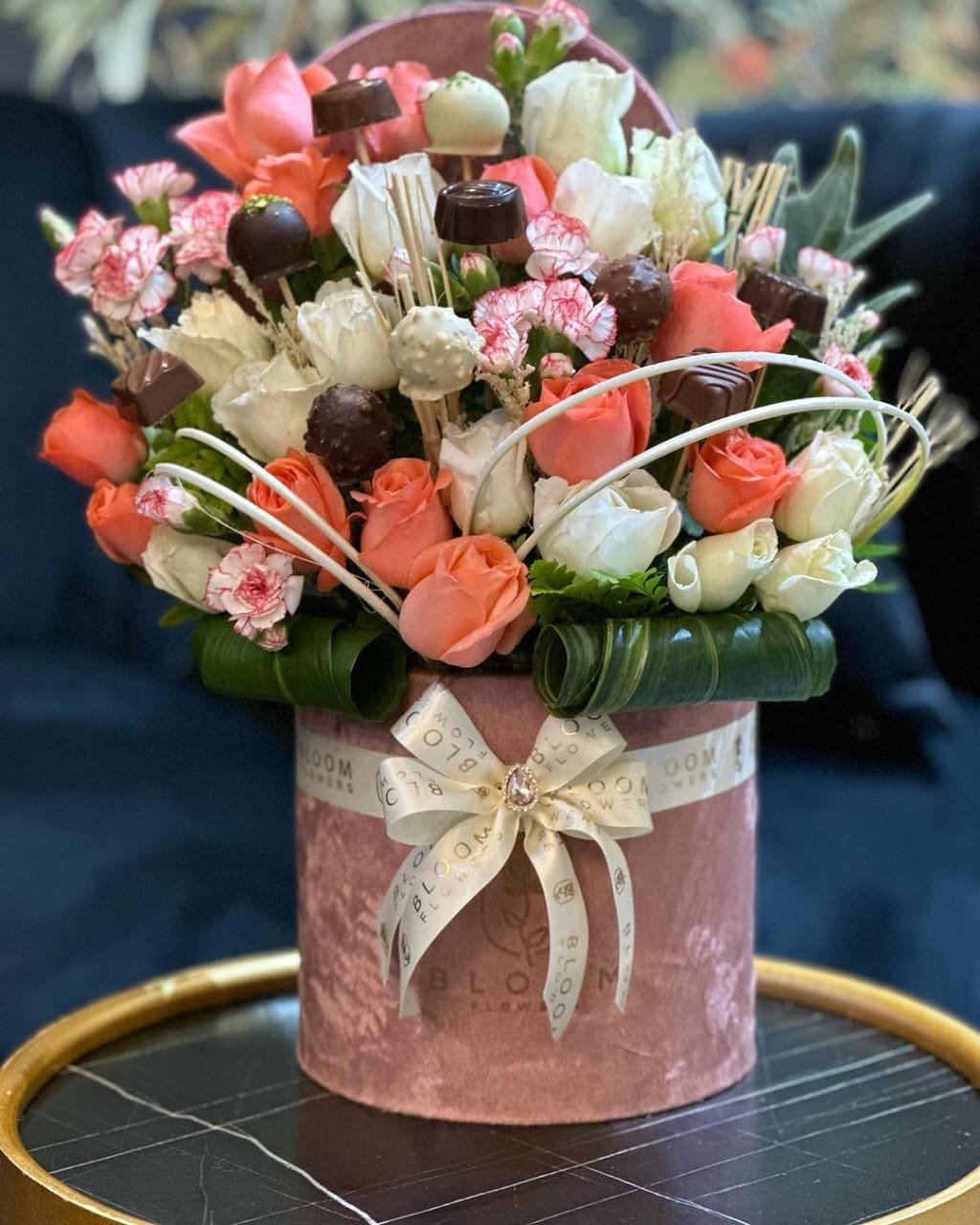 Coffret cadeau fleurs pour la fête des mères avec message personnalisé et fleurs fraîches de saison.