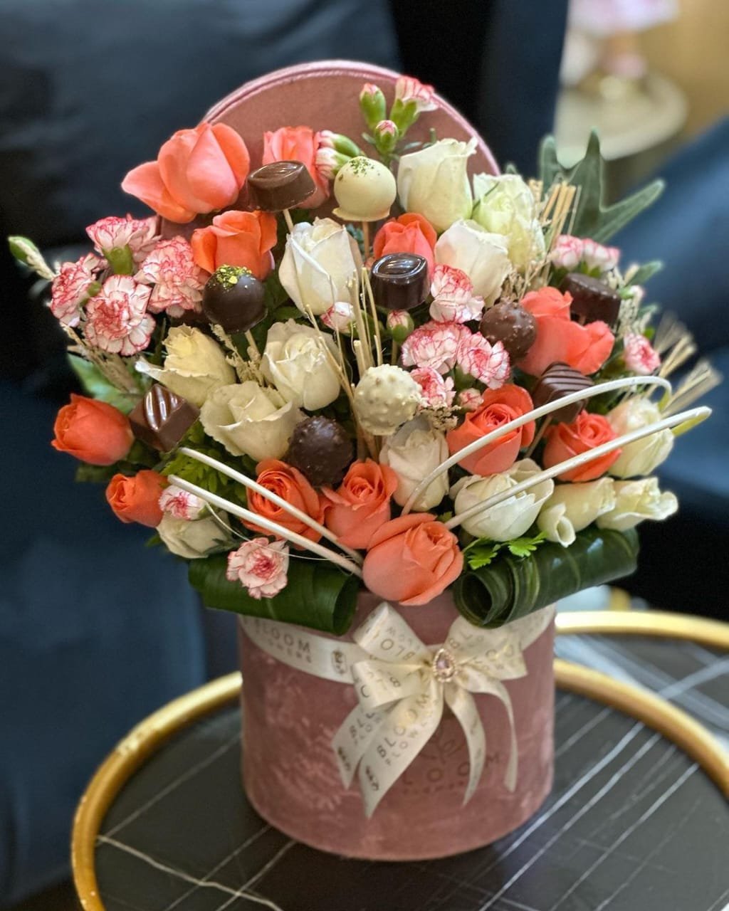 Boîte de fleurs personnalisée pour la Saint-Valentin avec roses et chocolats, un cadeau romantique et élégant.