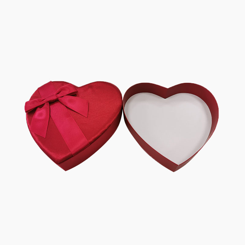 Coffret cœur rouge en carton avec ruban, parfait pour un emballage cadeau romantique ou pour offrir des chocolats