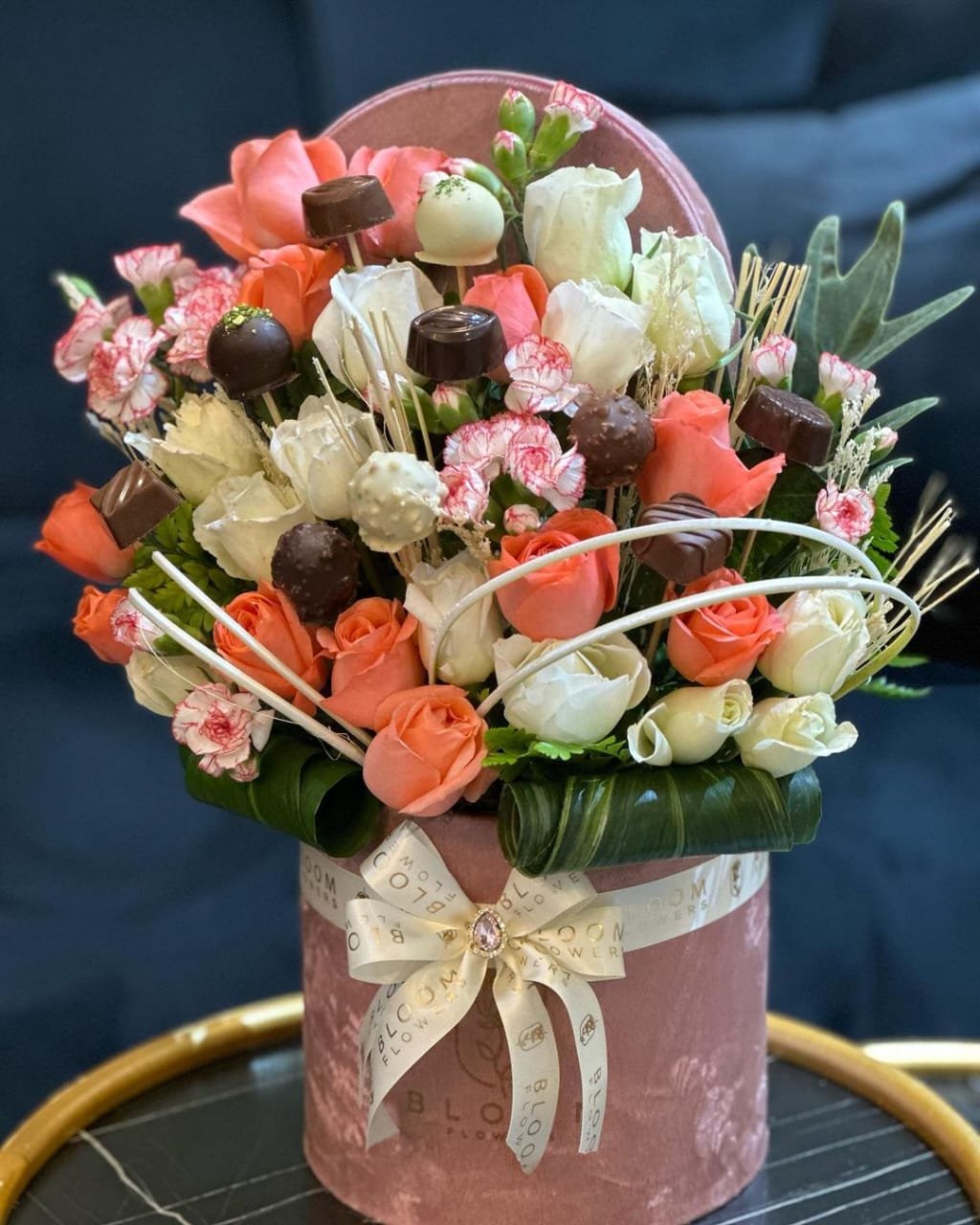 coffret de fleurs personnalisée un Coffret cadeau fleurs avec décorations festives, idéal pour Noël et les occasions de fin d’année.