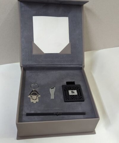 Coffret parfum de luxe pour femme avec un design artisanal et personnalisé, idéal comme coffret cadeau pour un anniversaire ou une occasion spéciale, disponible chez Packity, avec emballage élégant pour le Maroc