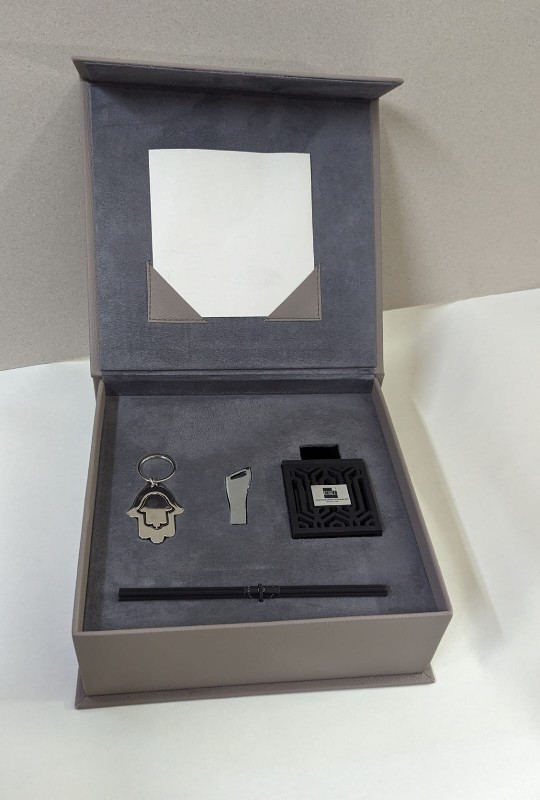Coffret parfum de luxe pour femme avec un design artisanal et personnalisé, idéal comme coffret cadeau pour un anniversaire ou une occasion spéciale, disponible chez Packity, avec emballage élégant pour le Maroc