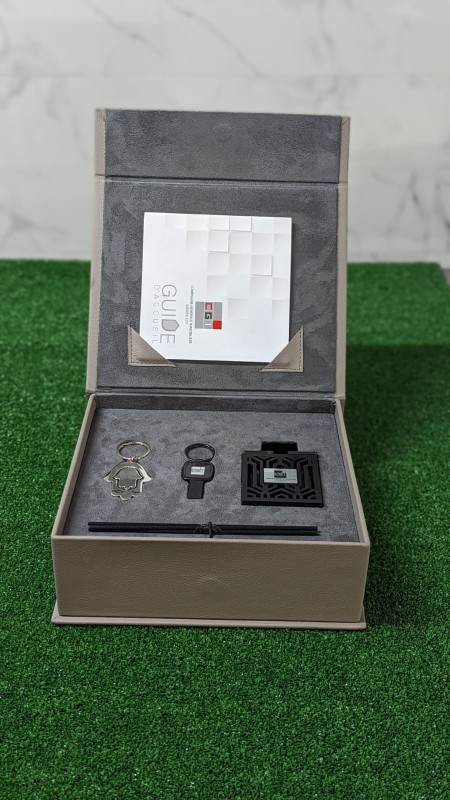 Coffret cadeau parfum artisanal avec des notes orientales, un choix raffiné pour femme ou homme, emballé dans une boîte cadeau élégante, idéal pour les fêtes au Maroc.