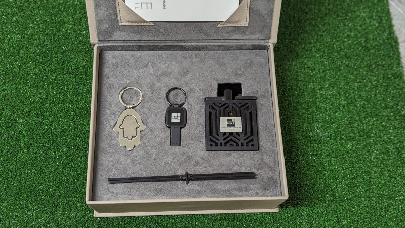 Coffret parfum homme élégant avec des parfums de luxe dans une boîte de rangement raffinée, un cadeau idéal pour les amateurs de fragrances exclusives