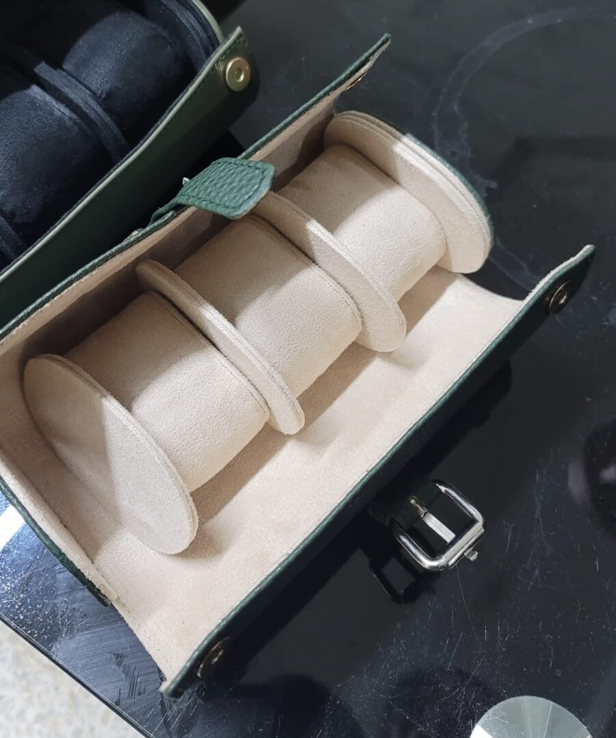 Fabricant de Boîtes à Montres avec rangement pour plusieurs montres Boîte montre de luxe en cuir vert avec rangement pour plusieurs montres, équipée d’un couvercle et écran de visualisation.