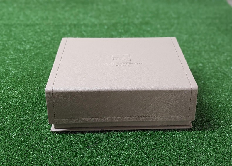 Coffret cadeau personnalisé avec parfum de luxe et emballage raffiné, parfait pour un cadeau artisanal unique fabriqué au Maroc