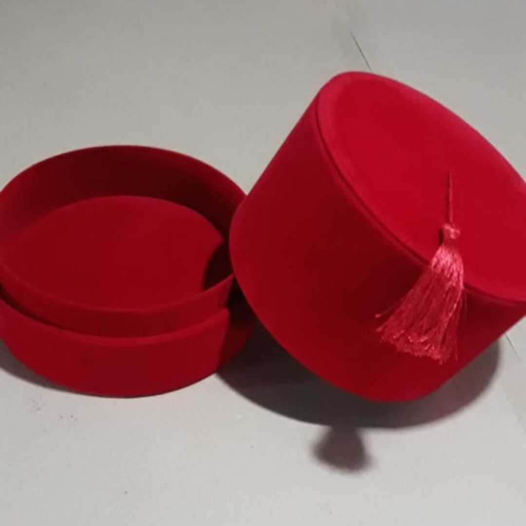 Boîte chocolat praliné personnalisée pour entreprise avec logo et assortiment de chocolats au lait et noirs.