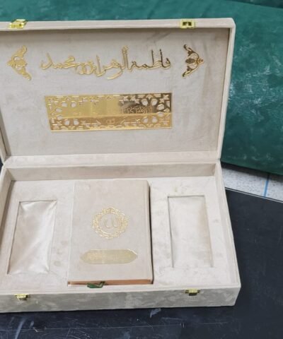 Coffret cadeau mariage personnalisé artisanal avec message gravé, idéal pour célébrer un événement spécial.