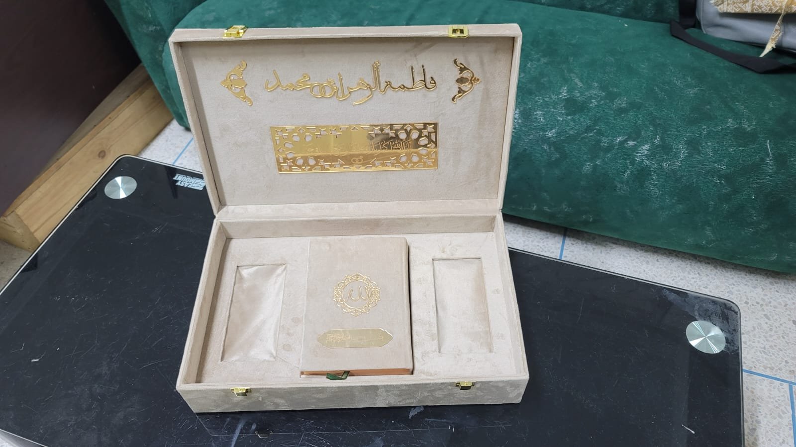 Coffret cadeau mariage personnalisé artisanal avec message gravé, idéal pour célébrer un événement spécial.