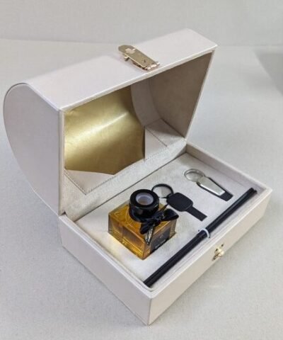 coffret parfum femme Coffret parfum femme élégant et personnalisé contenant un parfum de luxe artisanal, idéal pour les cadeaux raffinés. Ce coffret Packity, fabriqué au Maroc, associe un design soigné à des parfums haut de gamme, parfait pour offrir en toutes occasions, comme les anniversaires ou les fêtes