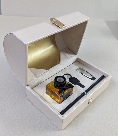 coffret parfum femme Coffret parfum femme élégant et personnalisé contenant un parfum de luxe artisanal, idéal pour les cadeaux raffinés. Ce coffret Packity, fabriqué au Maroc, associe un design soigné à des parfums haut de gamme, parfait pour offrir en toutes occasions, comme les anniversaires ou les fêtes