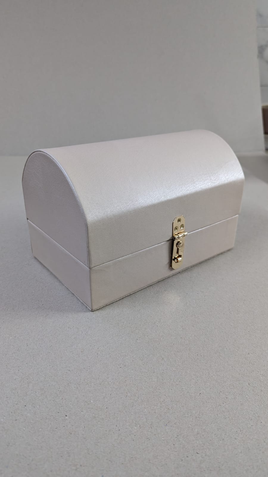Coffret cadeau parfum de luxe pour femme, comprenant un parfum artisanal et une boîte de rangement élégante. Idéal comme cadeau personnalisé pour les anniversaires, Noël ou toute autre occasion spéciale, ce coffret Packity incarne le raffinement et l'élégance.