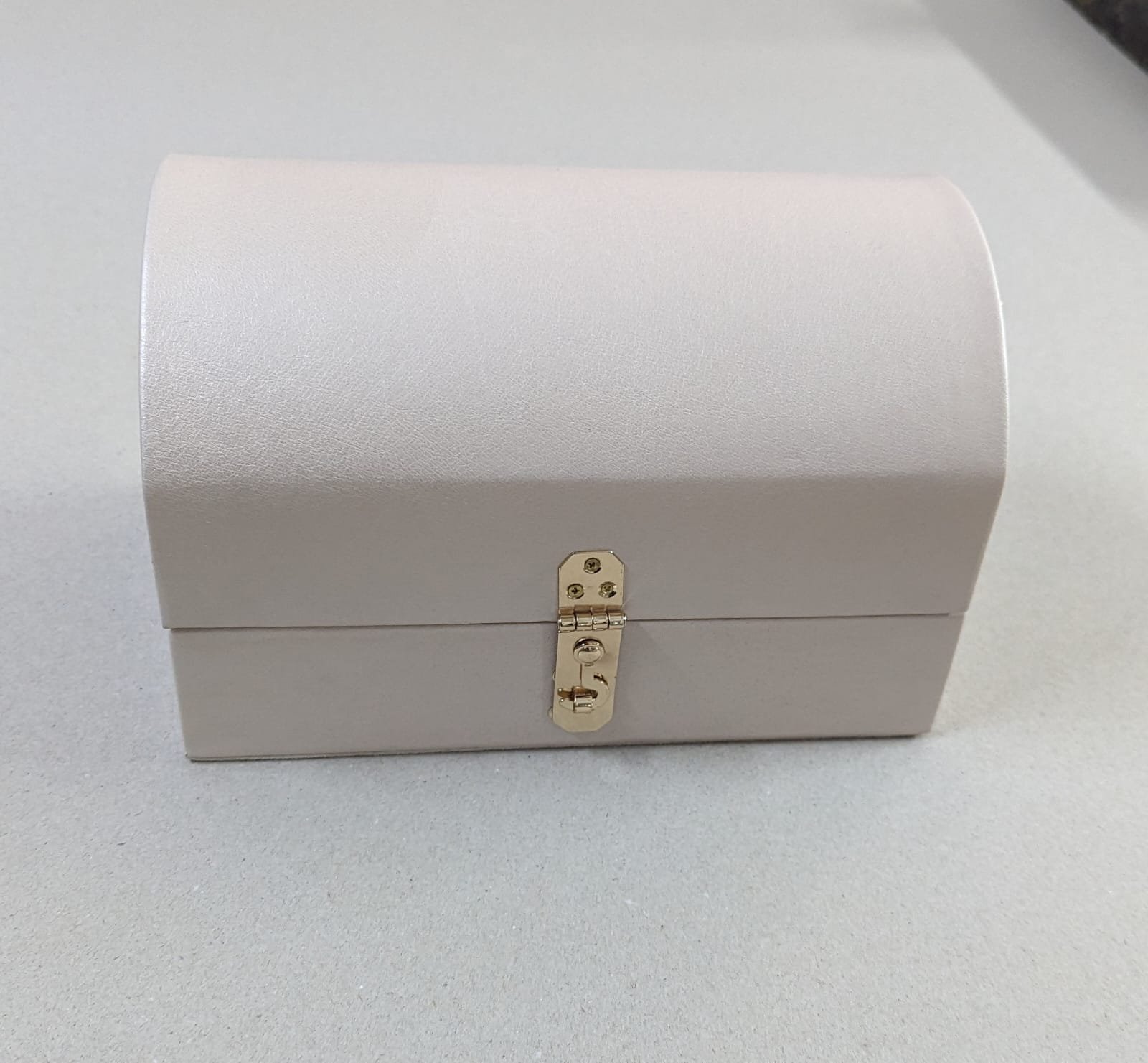 Coffret parfum artisanal Packity pour femme, avec un parfum de luxe et une boîte de rangement chic. Fabriqué au Maroc, ce coffret cadeau est idéal pour offrir un cadeau personnalisé, artisanal et élégant pour toute occasion.