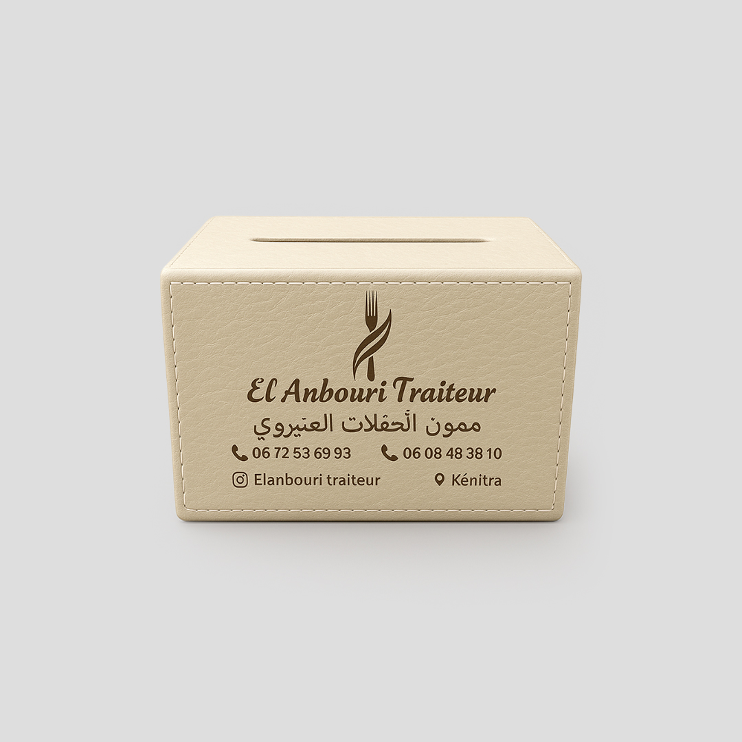 Boîte à mouchoirs personnalisable en simili cuir beige sur un bureau design