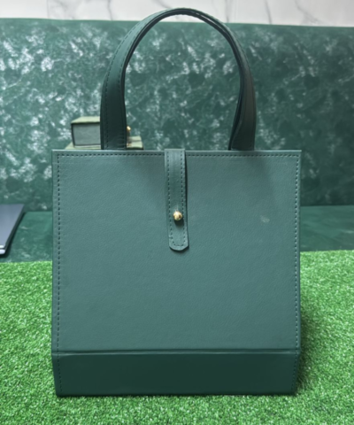 Boite de rangement bijoux vert en forme de pyramide.