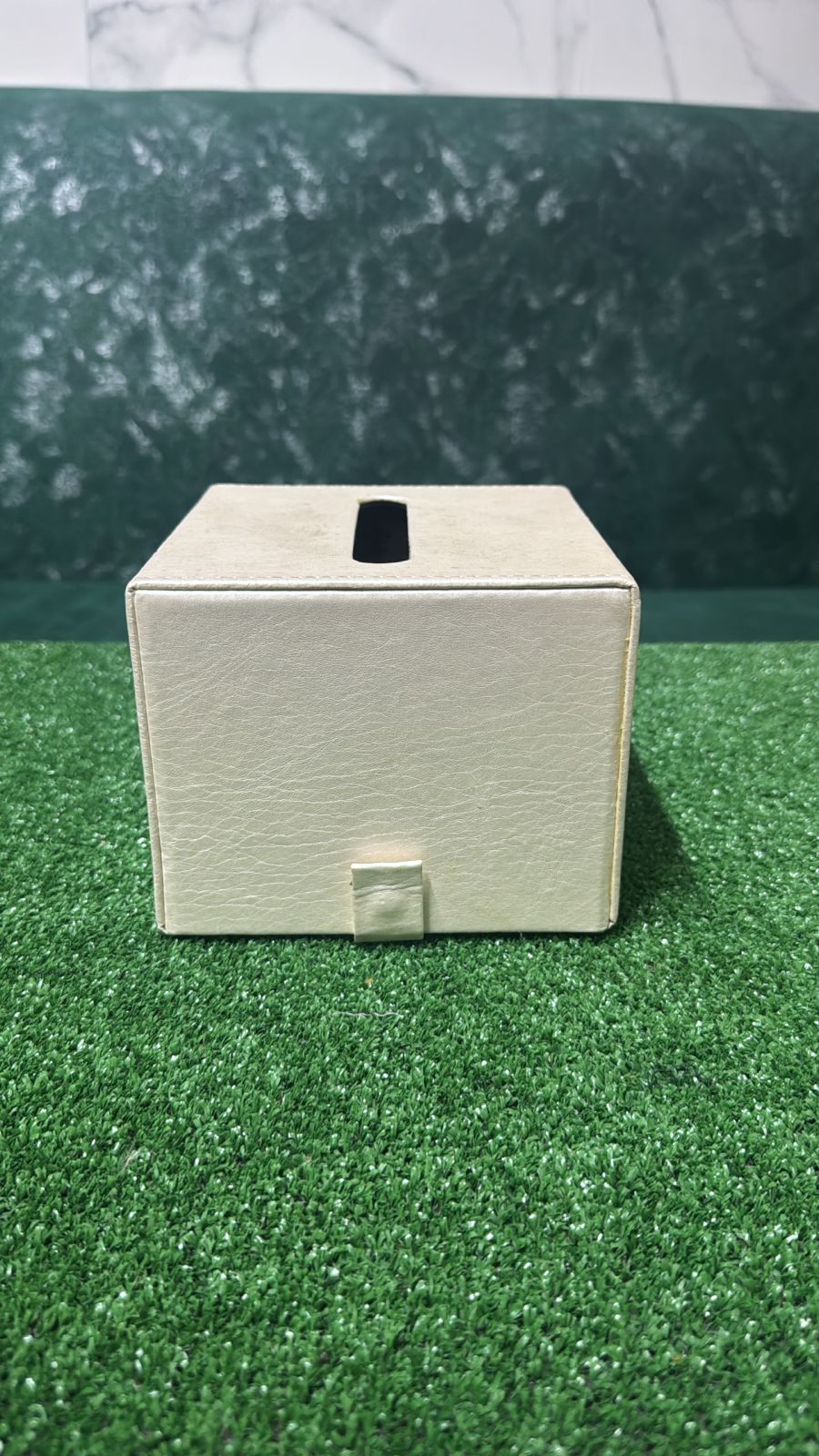 Étui mouchoirs beige posé sur table de nuit en bois clair