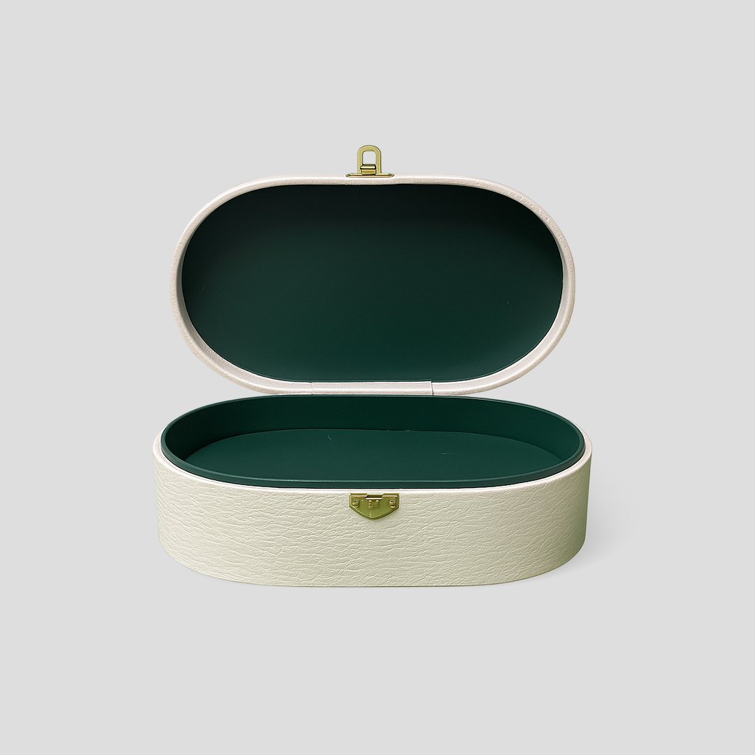 Coffret ovale ancien avec poignée Dorée