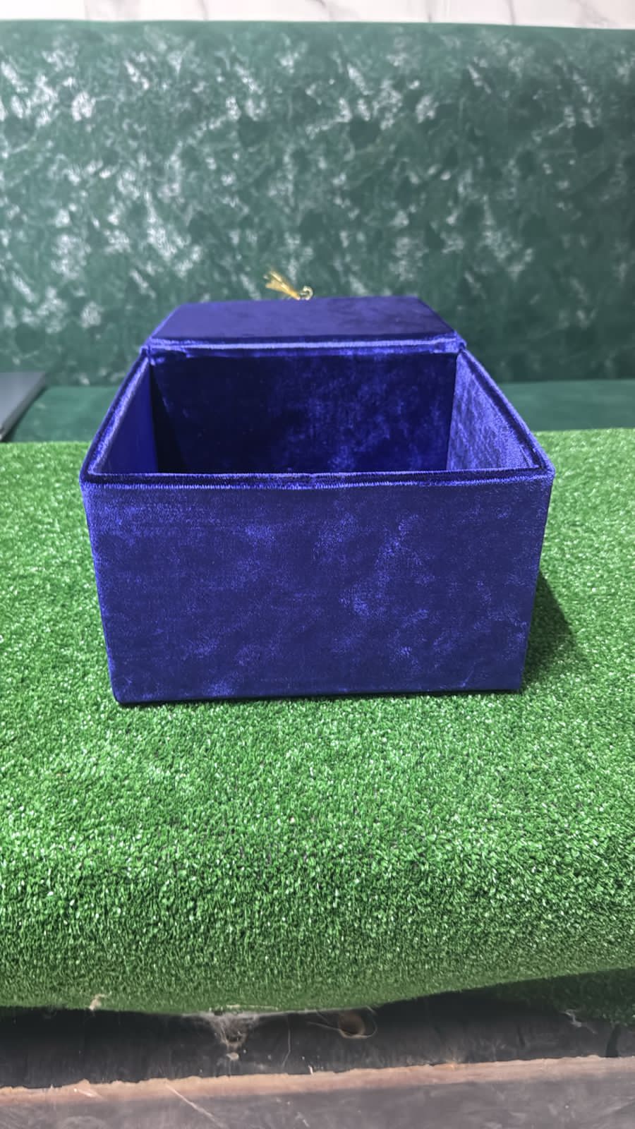 Boîte de présentation en velours bleu marine pour packaging bijouterie.