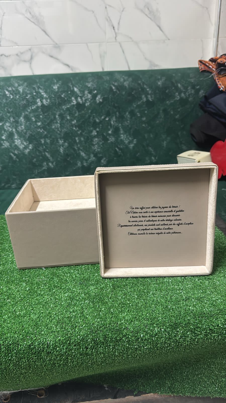 Boîte luxe vide beige cartonnée rigide pour emballage