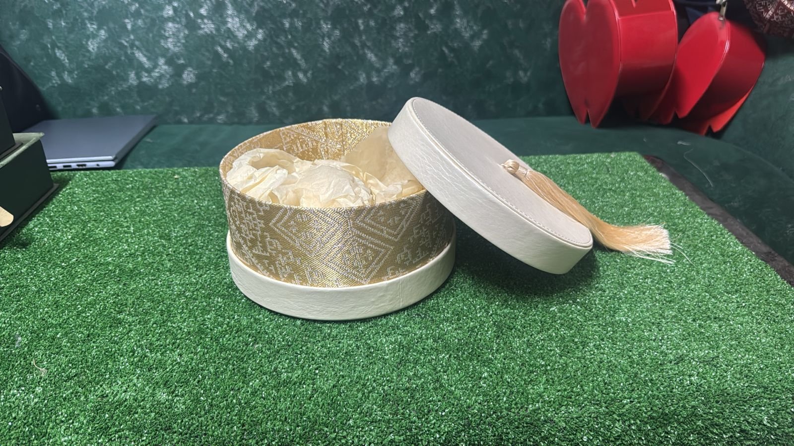 Coffret cadeau rond blanc et doré luxe avec pompon