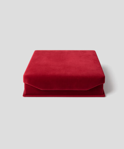 Photo de face d'un Coffret Cadeau Luxe Velours Rouge ouvert, doublure intérieure velours, boîte vide.