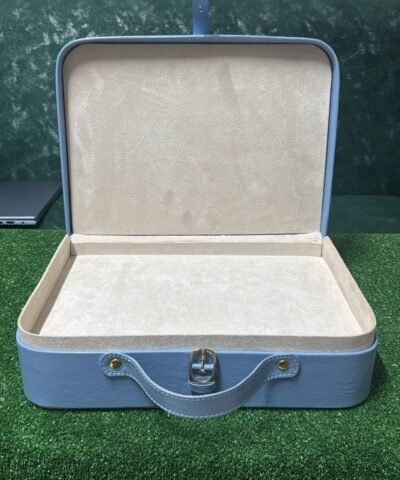 Coffret présentation produit bleu ciel forme valise avec poignée, idéal pour expositions B2B et événements, personnalisable au Maroc.