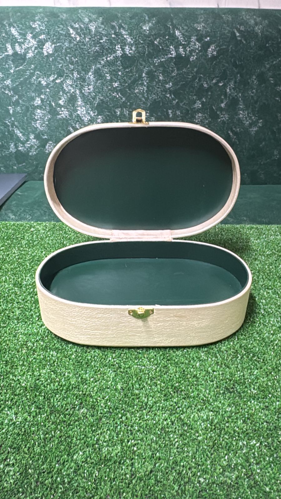 Coffret bijoux ovale ancien avec poignée dorée