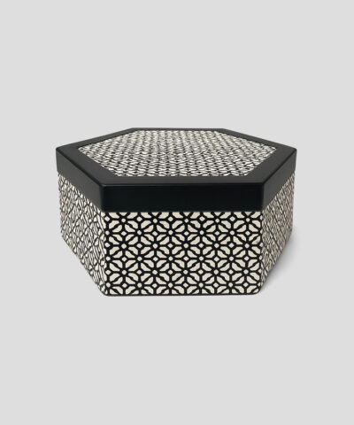 Coffret hexagonal noir et blanc pour cadeaux d'affaires.