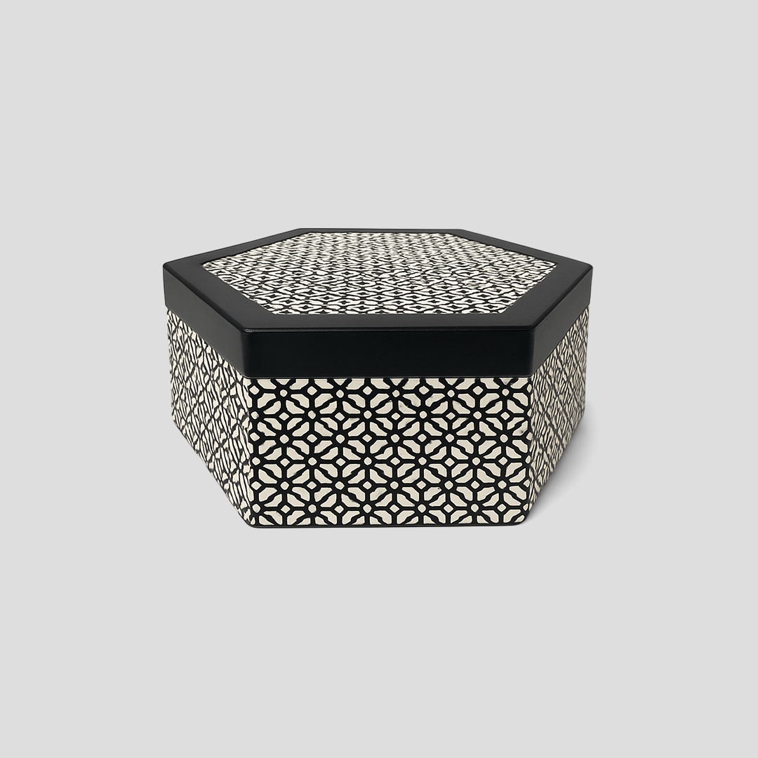 Coffret hexagonal noir et blanc pour cadeaux d'affaires.