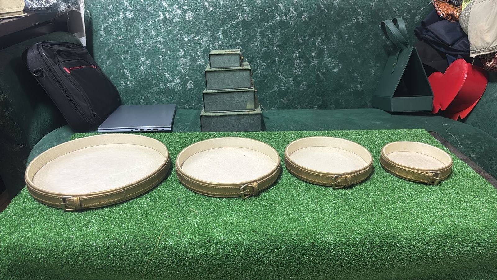 Empilement de plusieurs Coffrets Fruits Secs Gourmand vides, soulignant la possibilité d'achat en gros pour les entreprises ou événements.