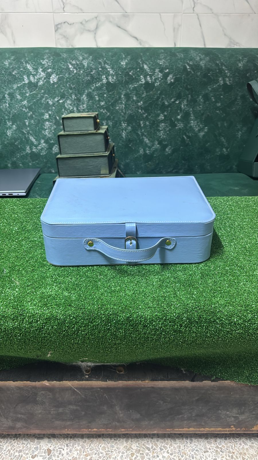 Emballage Forme Valise Coffret valisette bleu rigide avec anse et fermoir pour emballage cadeau entreprise personnalisé par Packity Maroc.