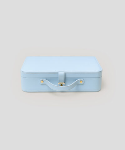 Emballage Forme Valise Coffret valisette bleu rigide avec anse et fermoir pour emballage cadeau entreprise personnalisé par Packity Maroc.