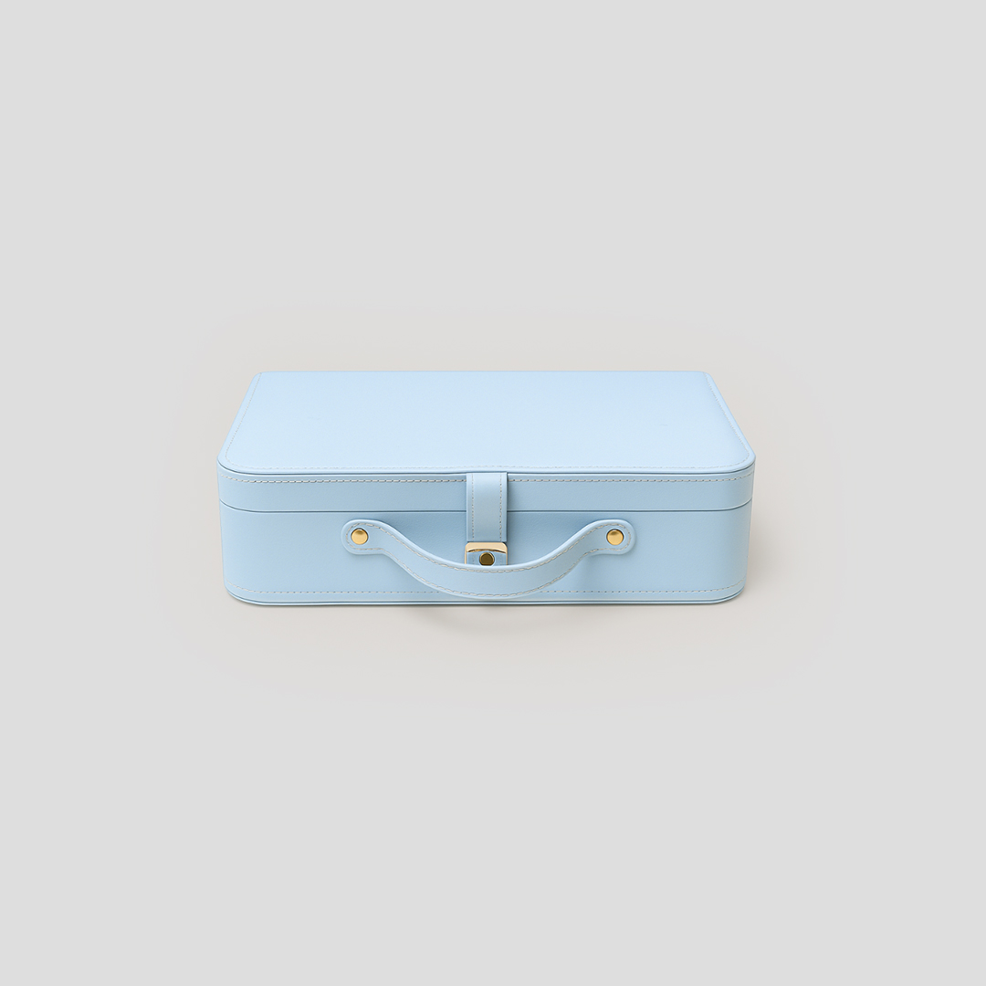 Emballage Forme Valise Coffret valisette bleu rigide avec anse et fermoir pour emballage cadeau entreprise personnalisé par Packity Maroc.