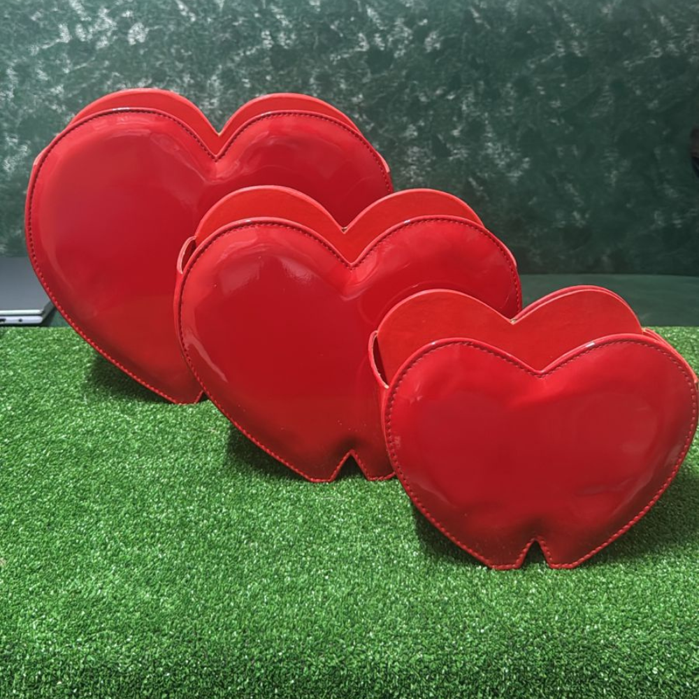 Boîte cadeau cœur verni rouge élégante pour événementiel B2B et coffrets Saint Valentin personnalisés.