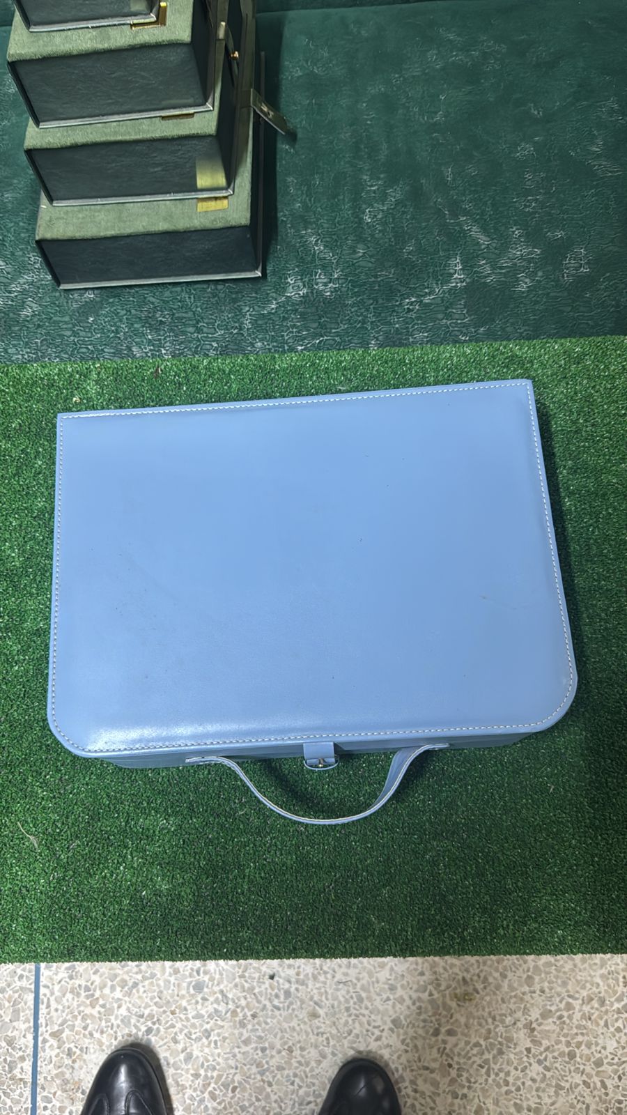 Packaging luxe bleu forme valise ouvert, intérieur velours, fabriqué sur mesure pour produits haut de gamme par Packity.