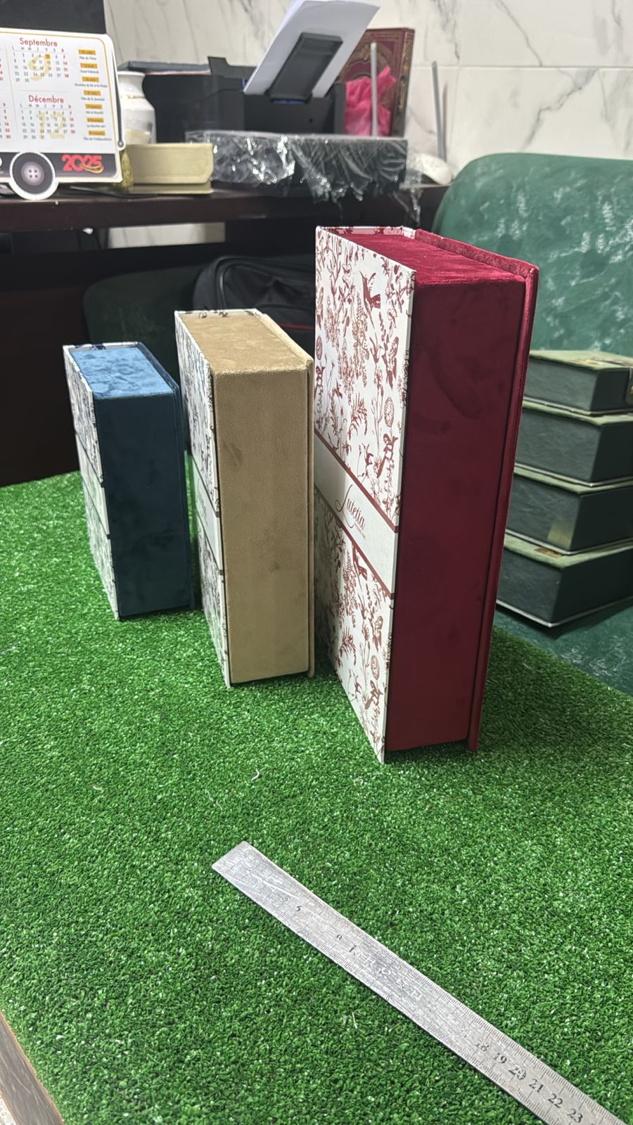 Boîte décorative rouge en velours, partie d'un set de coffrets empilables pour rangement.