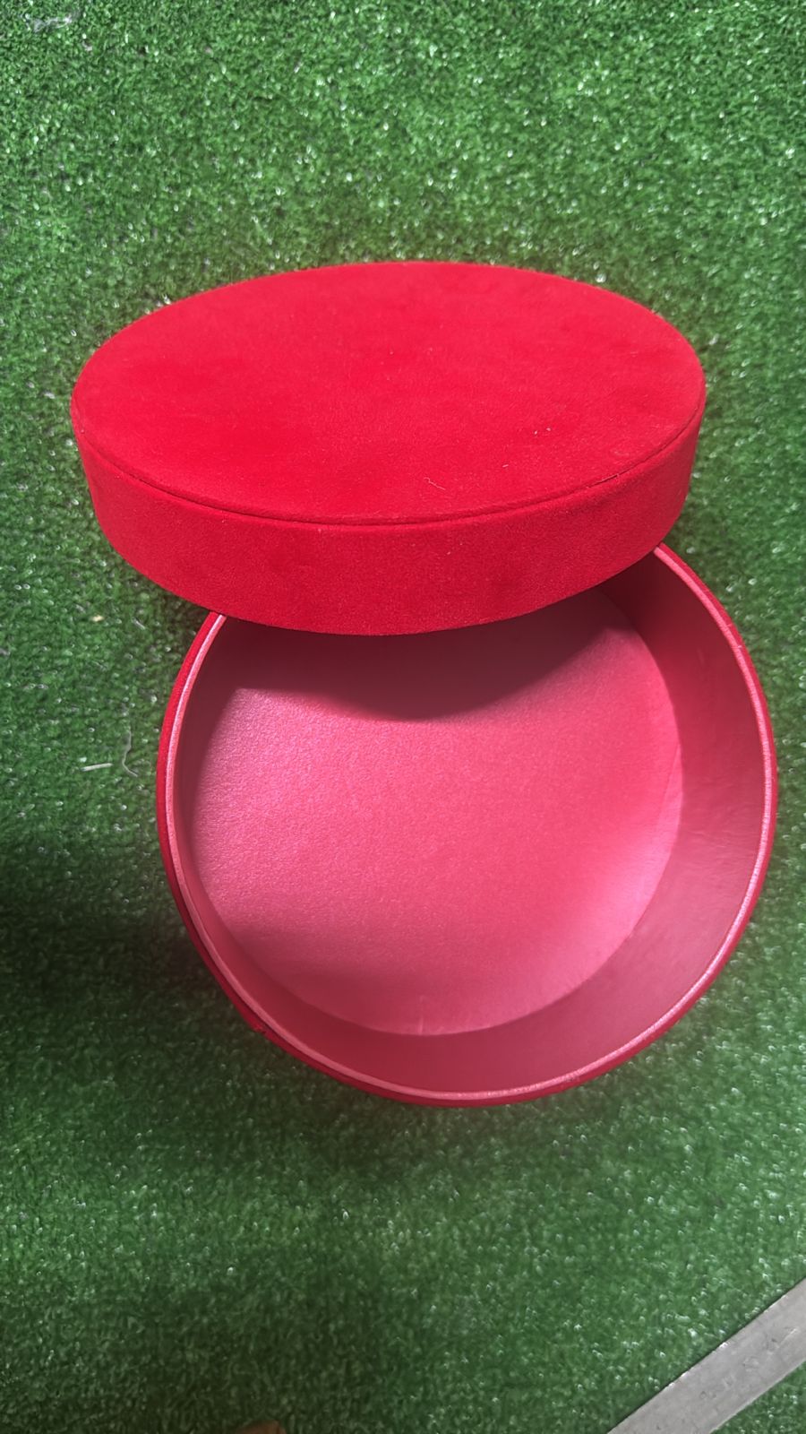 Boîte ronde rouge avec couvercle pour fleurs - Coffret vide pour composition.