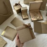 L’Écrin de Bijouterie 6 Sélection d'écrins de bijouterie de luxe en velours et boîtes cadeaux personnalisées avec rubans dorés, fabrication Packity Maroc.